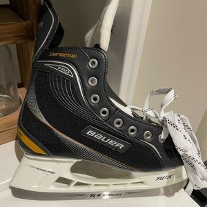 Bauer skates. Juniors Size 5 (women’s 7). Black. New in box.